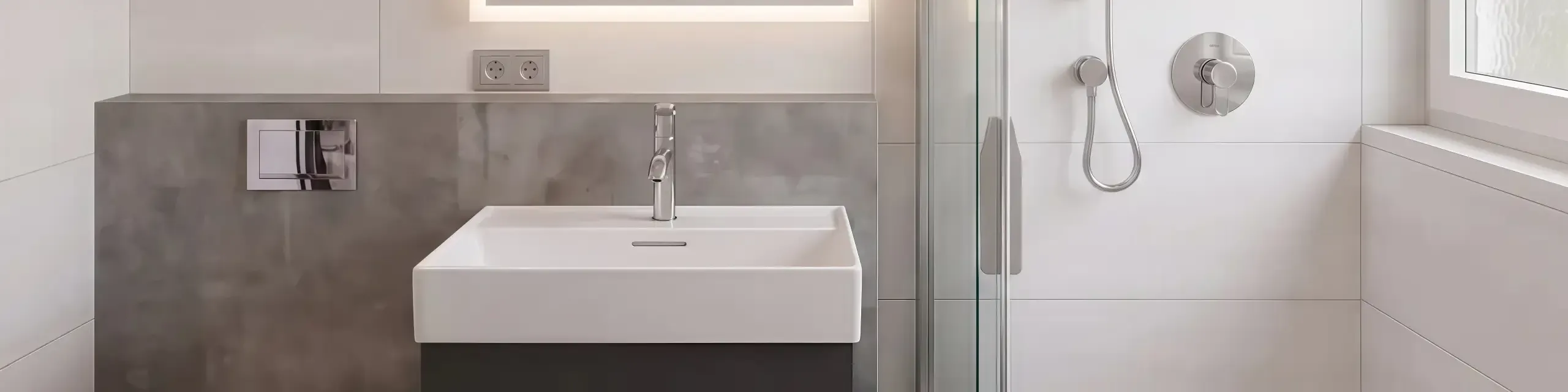 Duschbad mit bodengleiche Dusche, Spiegel und klarer Linienführung