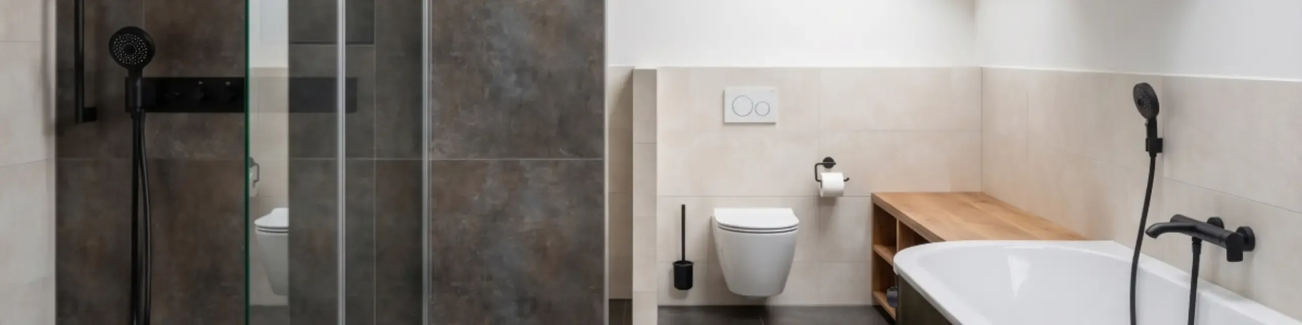 Badrenovierung Premium mit Glasdusche, WC und eleganter Badewanne