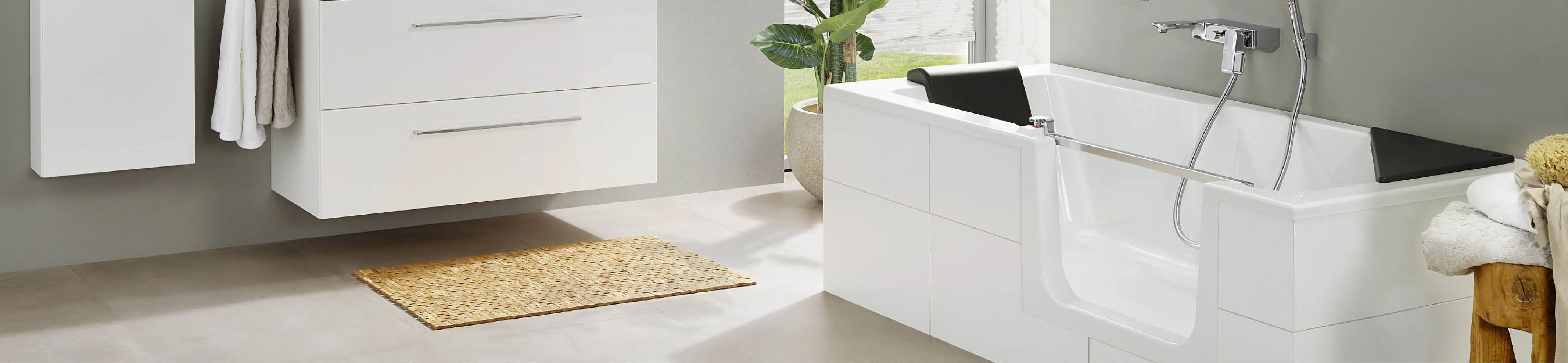 Header mit der Badewanne Artweger freeway mit Badewannen-Tür in hellem Badezimmer.