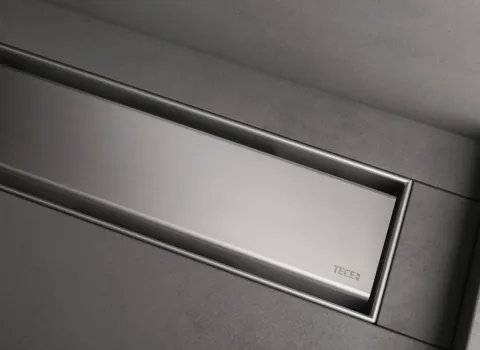 Die Ablaufrinne Drainline von Tece in schwarz-matt verchromt.