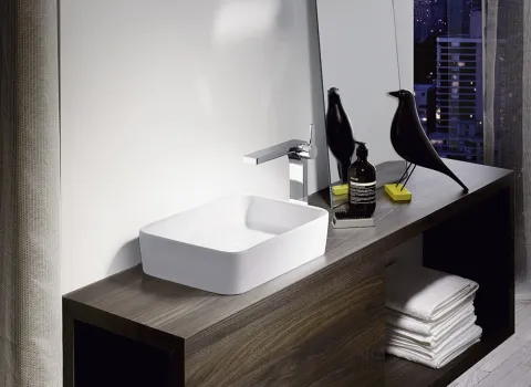 Waschbecken BetteArt auf Naturholzwaschtisch und Deko