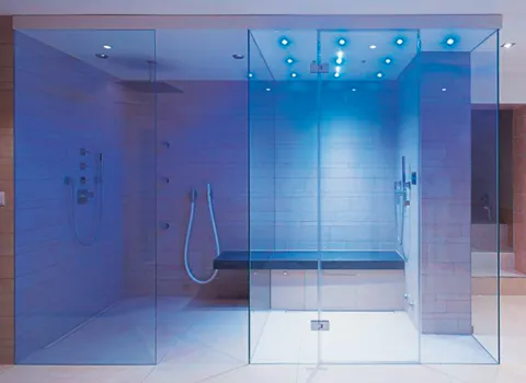 Eine Dampfdusche mit blauen Lichteffekten.