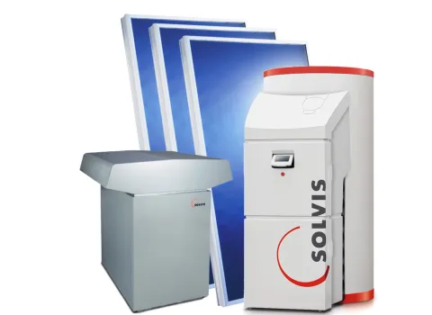 Eine Kombination aus mehreren Solvis-Heizkomponenten, bestehend aus einem weißen Heizkessel, einem zylindrischen Speicher und drei blauen Solarkollektoren im Hintergrund.