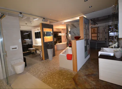 Ein modernes Badezimmer mit offenen Raumkonzepten zeigt eine Kombination aus verschiedenen Materialien wie Stein, Holz und Keramik.