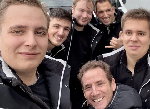 Fünf Mitarbeiter der Firma Bachmayer beim Selfie vor dem Firmenwagen.