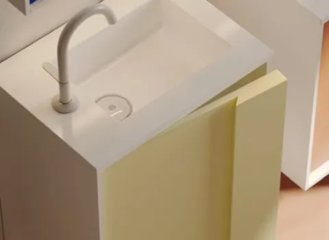 Ein kompakter Gästebad-Waschtisch in modernem Design zeigt eine helle Keramikoberfläche mit eingelassenem Waschbecken und minimalistischer Armatur.