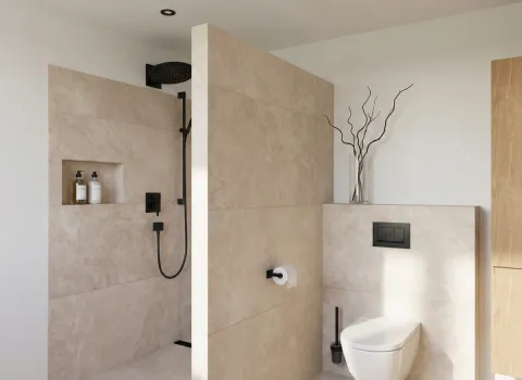 Minimalistisches Bad mit Walk-in-Dusche, schwarzen Duscharmaturen, WC und dekorativem Ast-Arrangement in Glasvase.