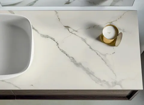 Detailansicht einer hellen Keramik-Waschtischplatte mit feiner Marmorierung und Aufsatzbecken von Stocco.