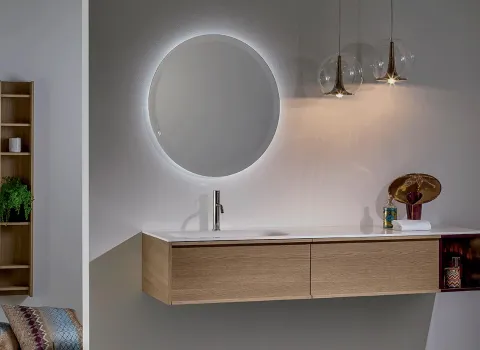 Freischwebender Holz-Waschtisch mit beleuchtetem Rundspiegel, offenen Regalelementen und eleganter Beleuchtung von Stocco.