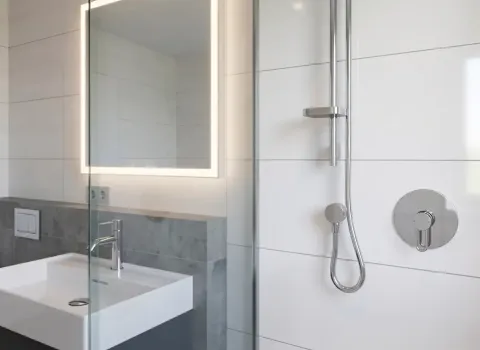 Duschbad mit moderner Regenbrause, Glasabtrennung