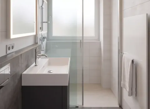 Duschbad mit minimalistischer Gestaltung, neutralen Farben und moderner Struktur