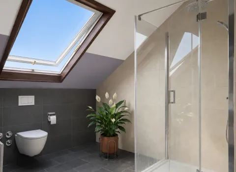 Economy‑Duschbad mit Glasdusche, Regenbrause und zweifarbigen Fliesen