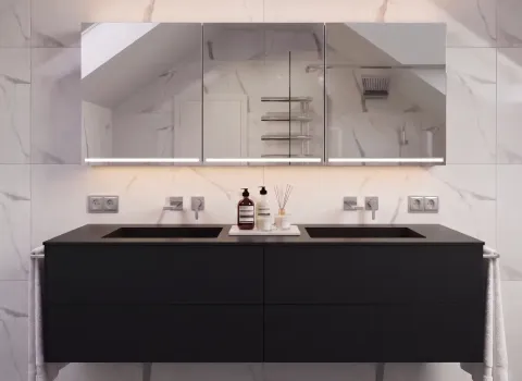 Badezimmer mit LED‑Beleuchtung, Spiegeln und eleganter Atmosphäre