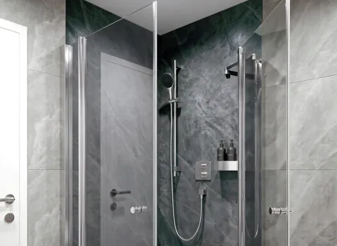 Dusche mit Glasabtrennung, Handbrause und Steinoptik