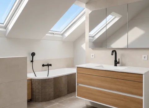 Badezimmer unter Dachschrägen mit viel Tageslicht und eleganter Ausstattung