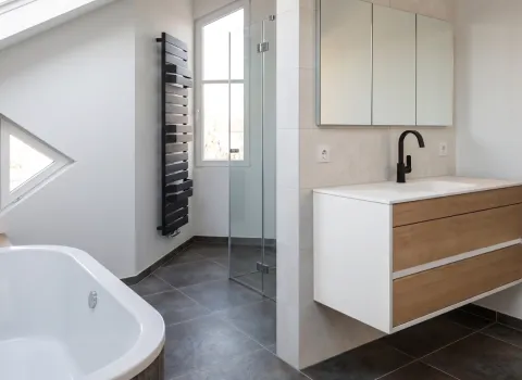 Badgestaltung mit klaren Linien, Holzdetails und kontrastierenden Materialien