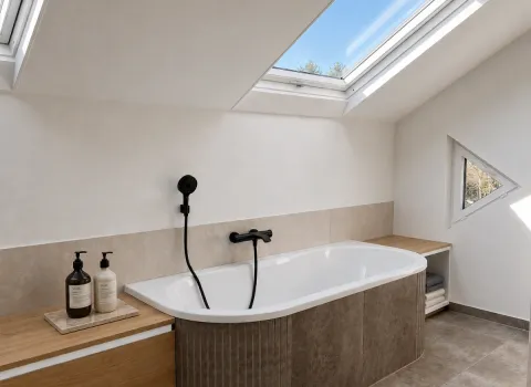 Premium Badrenovierung mit Badewanne, Oberlichtern und Holzdetails