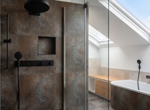 Premium Badrenovierung mit Dusche, Badewanne und Oberlichtern