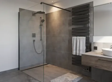 Wellness‑Badezimmer mit Walk‑in‑Dusche, Burgbad Waschtisch und HSK Heizkörper