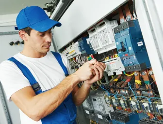 Elektriker bei Arbeiten an einem Schaltschrank