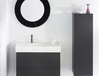 Ein modernes Badezimmer in Schwarz-Weiß zeigt einen rechteckigen Waschtisch mit schwarzem Unterschrank und einem runden, schwarzen Spiegel mit geriffeltem Rahmen darüber.