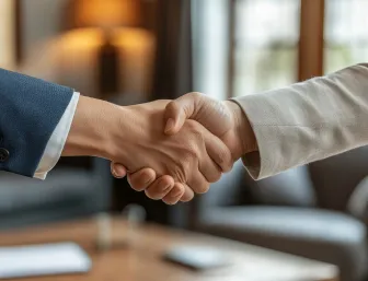 Ein fester Händedruck zwischen zwei Geschäftspersonen symbolisiert eine neue Kooperation.