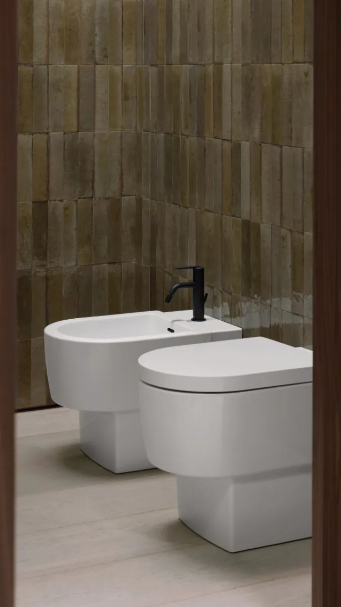 Bidet und WC der Serie Duravit von Balcoon in einer Nische.