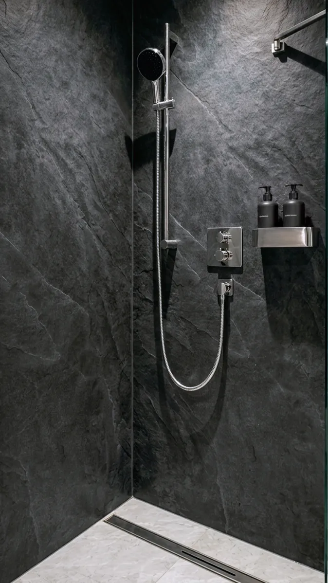 Bodengleiche Dusche mit Steinoptik und Armaturen