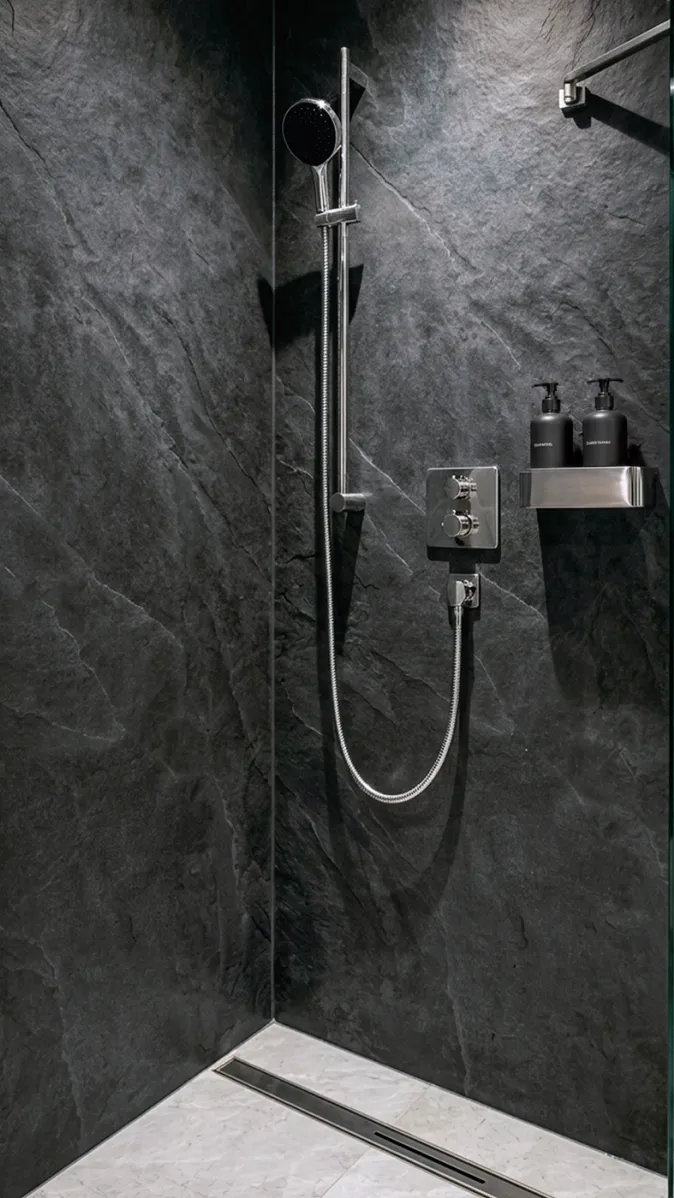 Bodengleiche Dusche mit Steinoptik und Armaturen