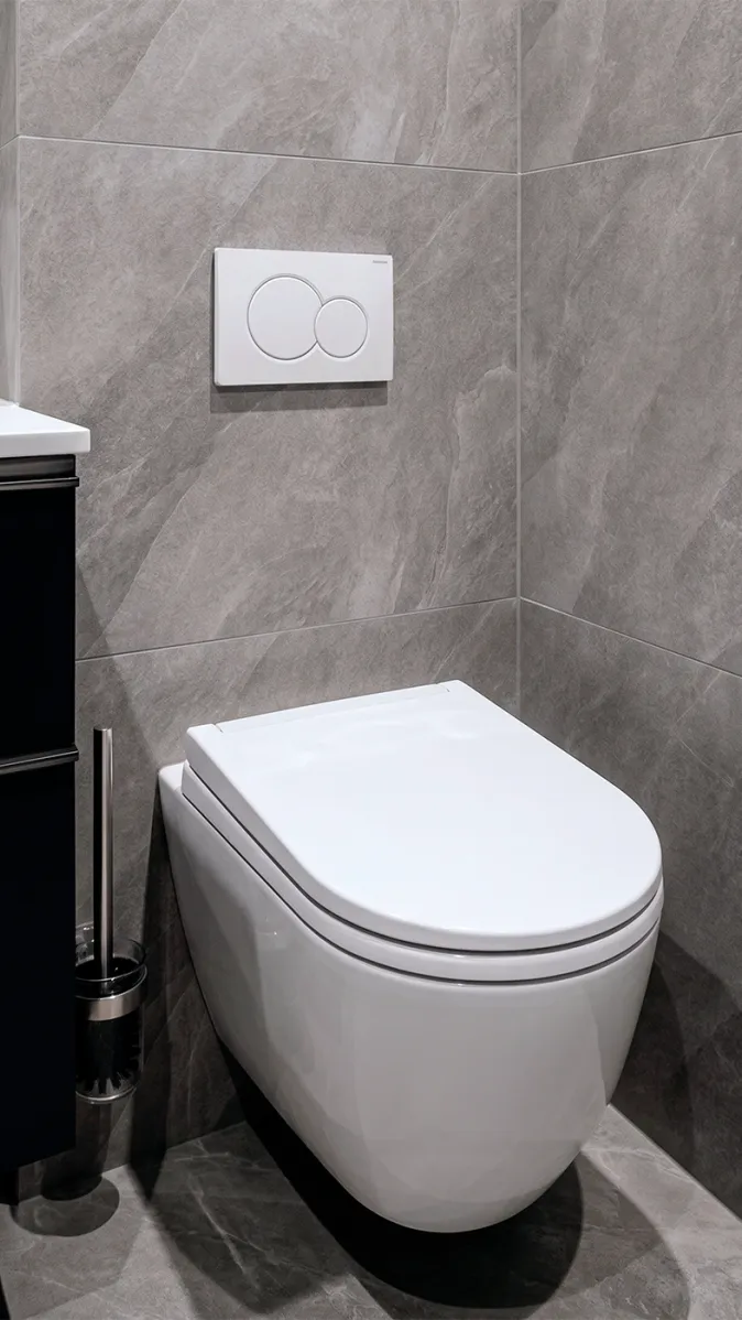 Wandhängendes WC mit Spülplatte und Steinoptik