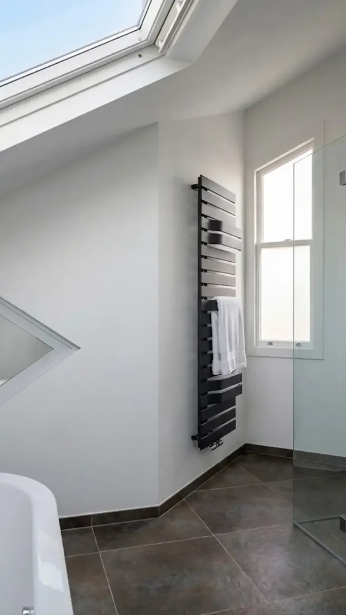 Modernes Badezimmer mit Holzwaschtisch, Spiegelschränken und geometrischen Fenstern
