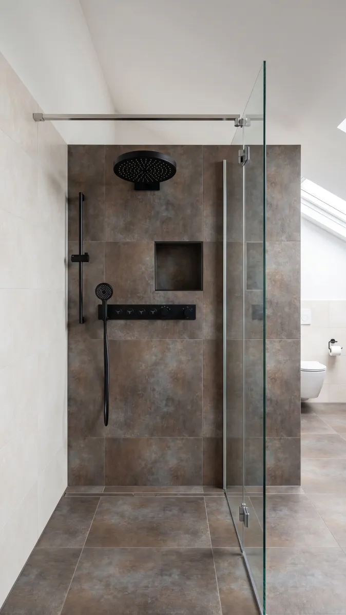 Premium Badrenovierung mit Walk‑in‑Dusche, Oberlicht und Steinfliesen
