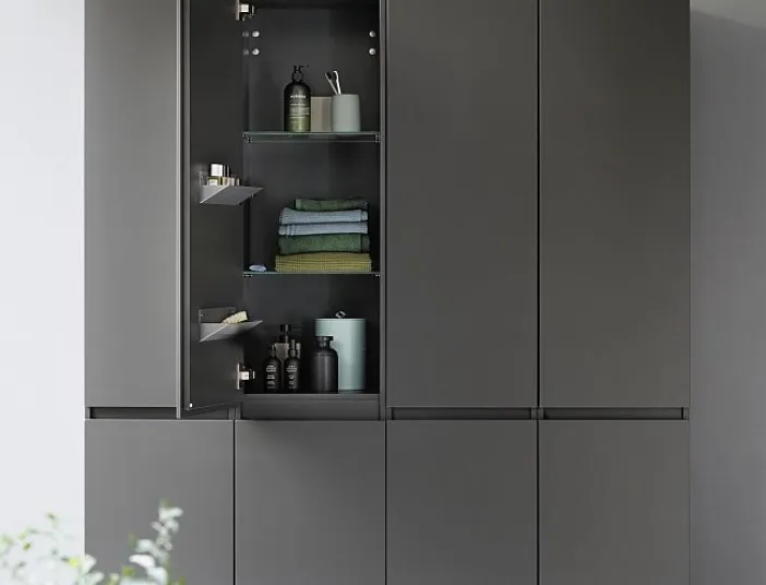 Schwarz-matter Hochschrank mit geöffneter Tür und viel Stauraum. Kollektion Lin20 von burgbad