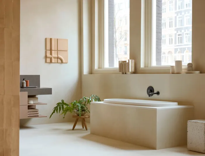 Helles Premiumbad mit großen Fenstern und einer wandmontierten Einbaubadewanne der Serie Balcoon von Duravit.