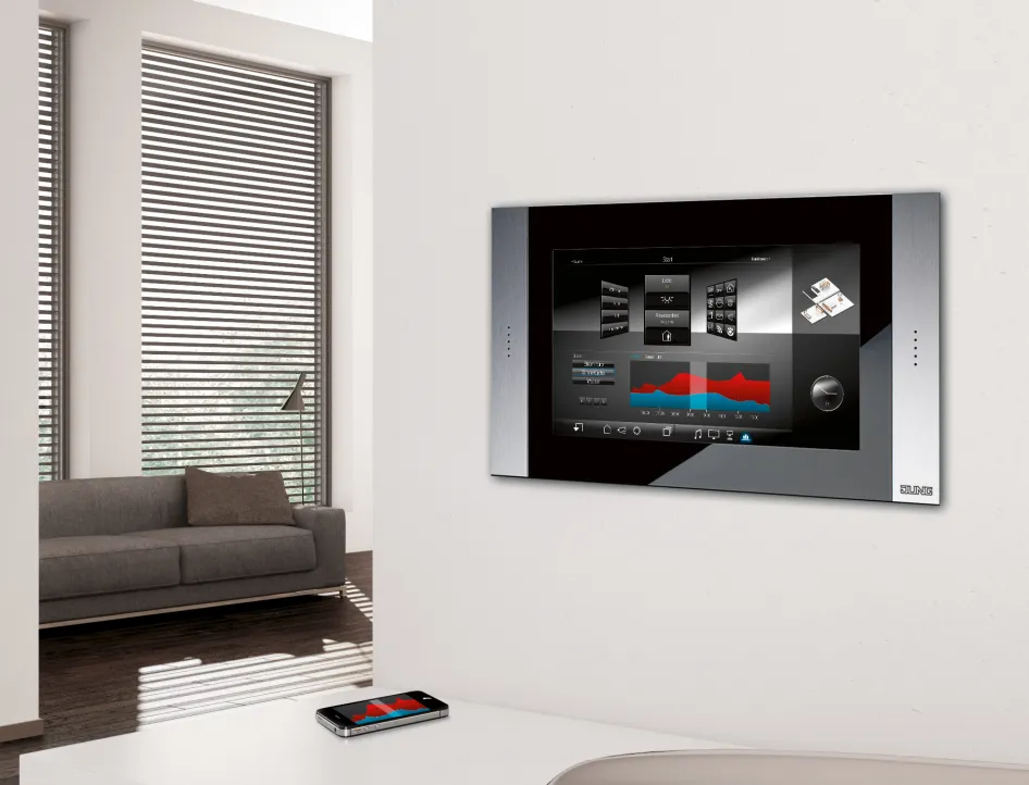 Smart-Home-Panel von JUNG an der Wand